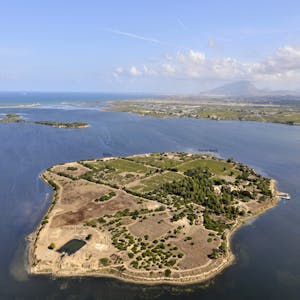 At the Origins of the Mediterranean Civilization Archaeology of the City from the Levant to the West - 3rd-1st millennium BC