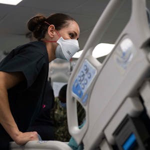 Cuidando a la persona en situación crítica de salud en UCI