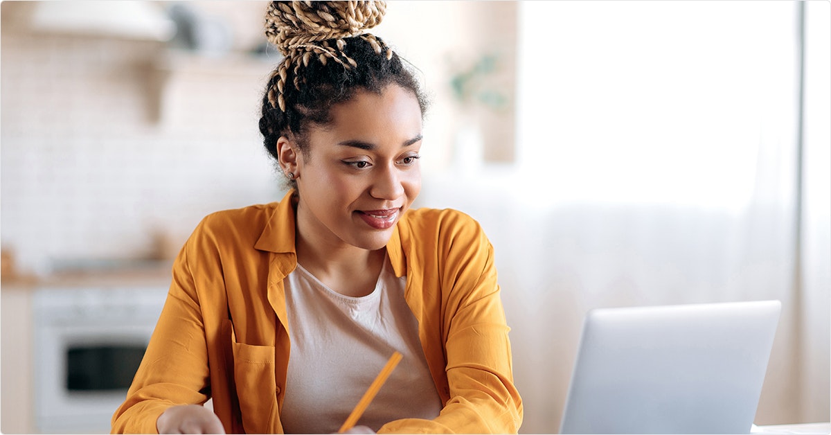 A woman learns online