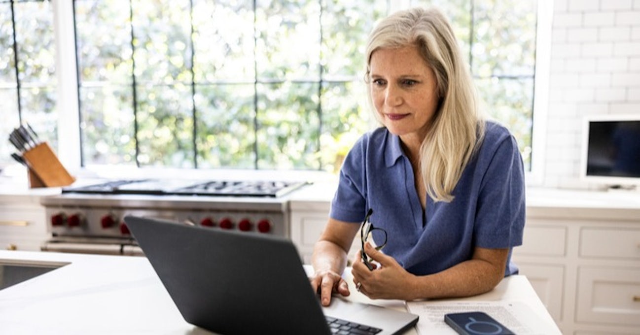 [Featured image: A woman reads the material to prepare for a training session using the flipped classroom model.