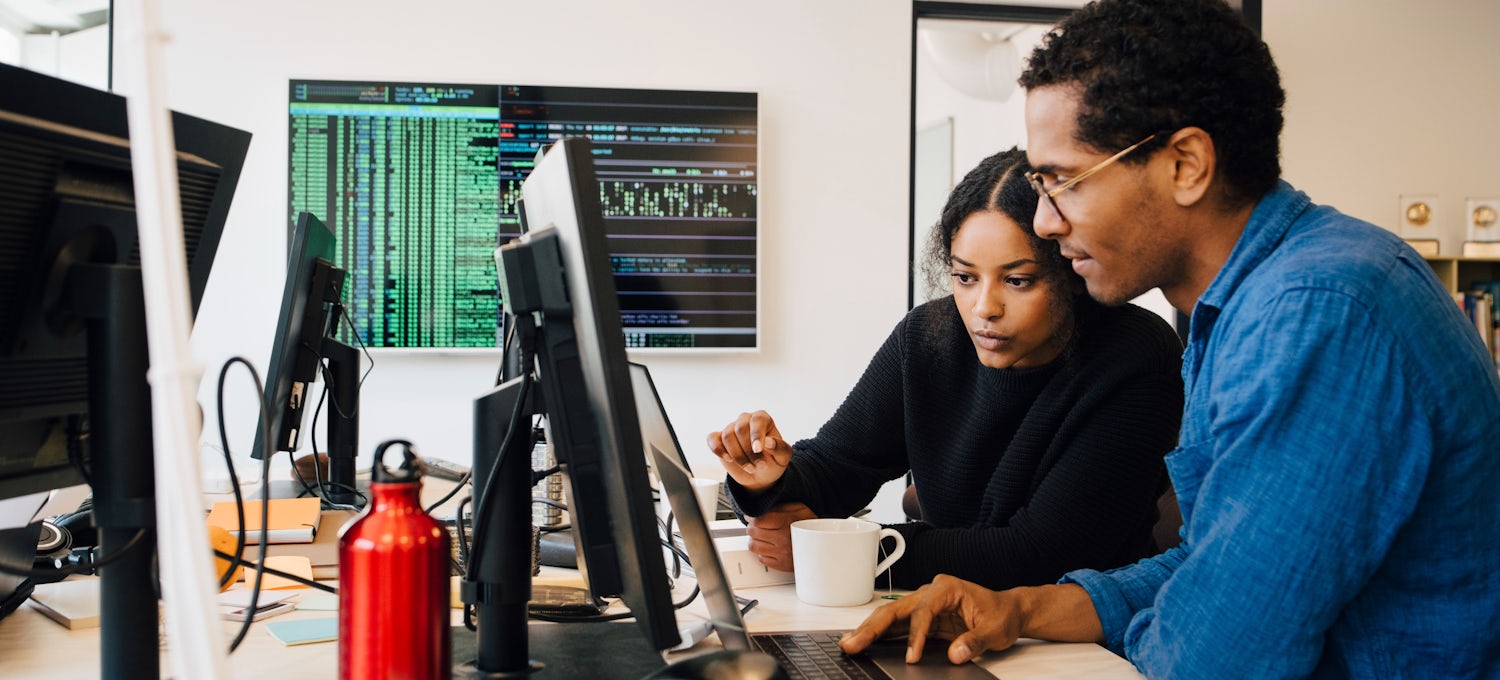 Qu'est-ce qu'un analyste de systèmes informatiques ? Guide 2026 | Coursera