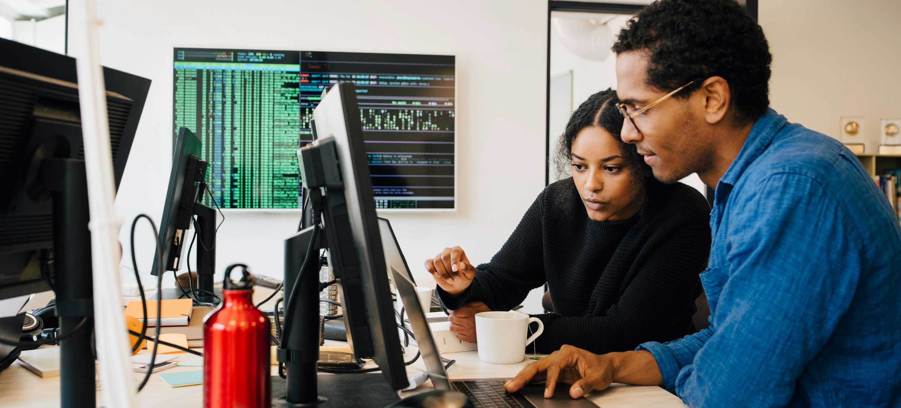 Qu'est-ce qu'un analyste de systèmes informatiques ? Guide 2026 | Coursera