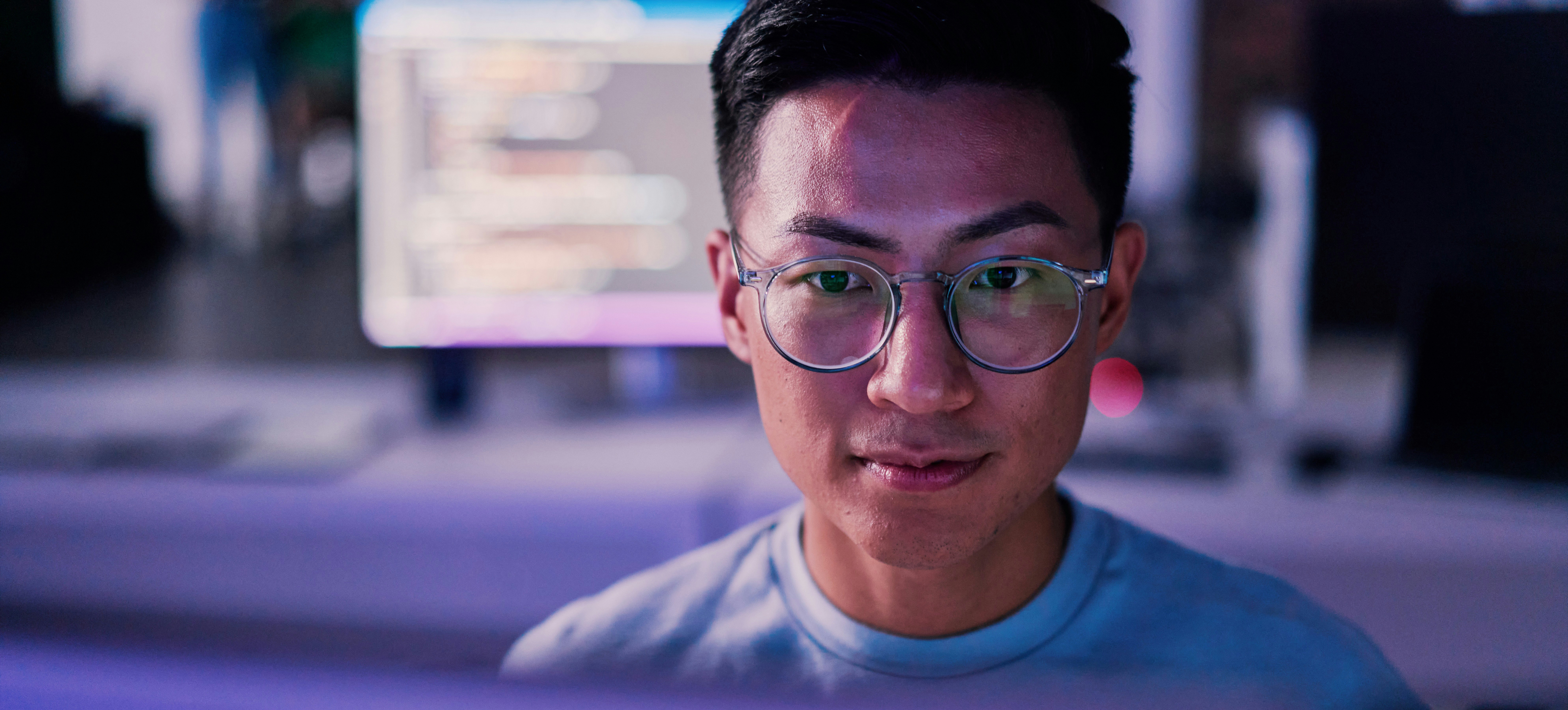 [Image en vedette] Un homme d’affaires utilise Google Dashboards pour travailler avec des analyses.