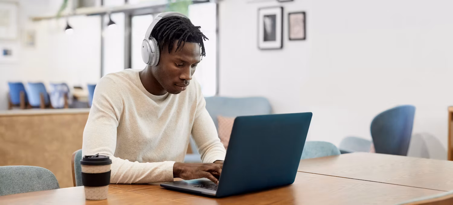 Un apprenant fait des recherches sur l'authentification sur son ordinateur portable.