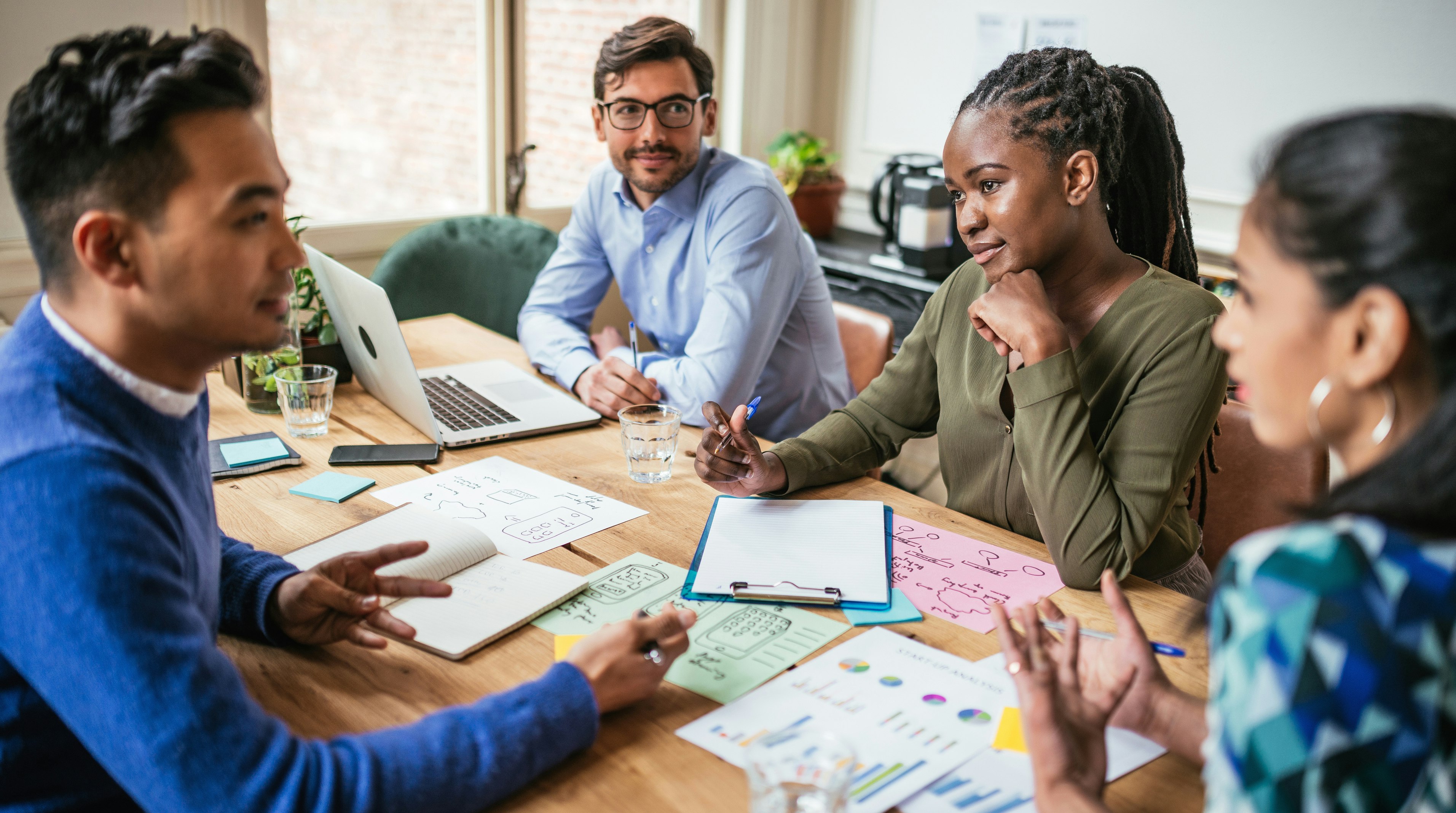 equipo creativo analizando ideas y áreas digitales para definir un portafolio profesional