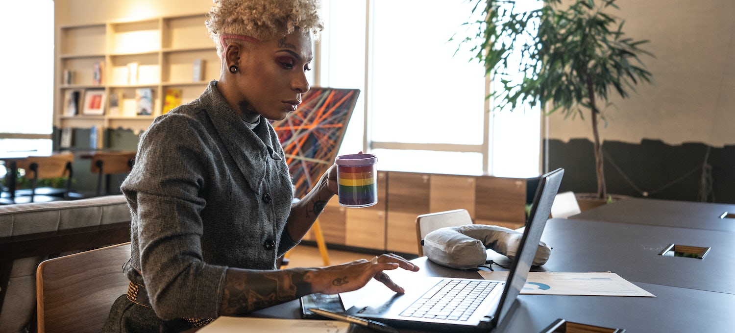 [Imagen destacada] Una diseñadora de interfaz de usuario trabajando con Figma en su portátil en una oficina de diseño de UX.