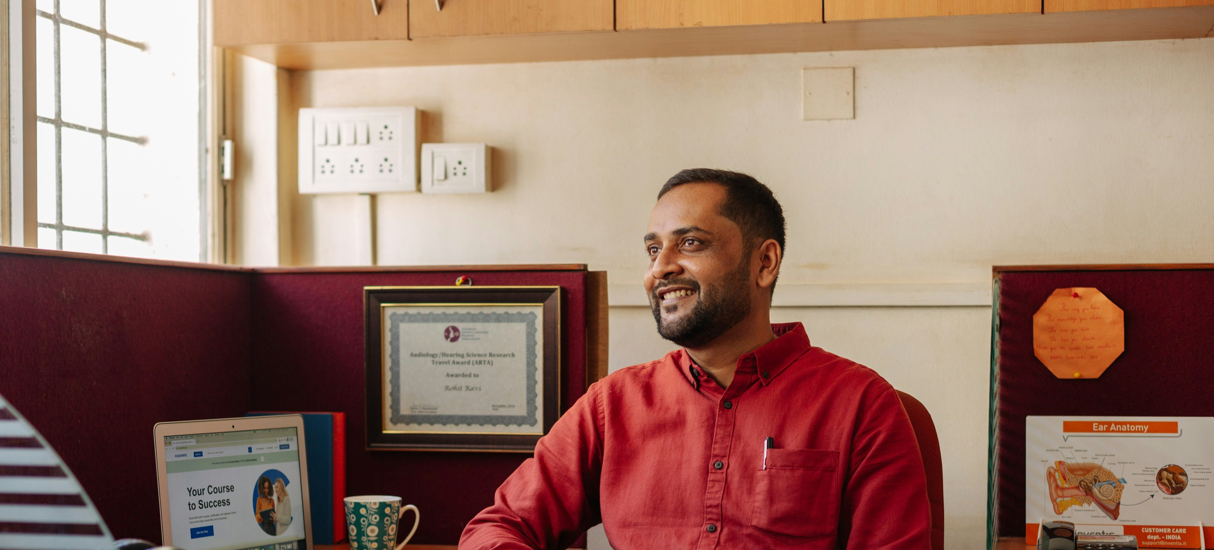 [Hauptbild] IT-Sicherheitsanalyst arbeitet an einem Cybersicherheitsplan für die Organisation.