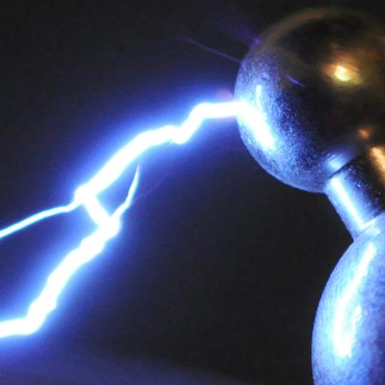 Portada: Cargas y campos eléctricos