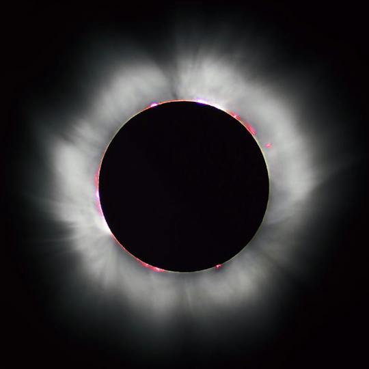 Portada: El Sol y el eclipse total de agosto de 2017