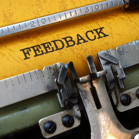 Portada: (Giving Helpful Feedback) إعطاء الملاحظات المفيدة