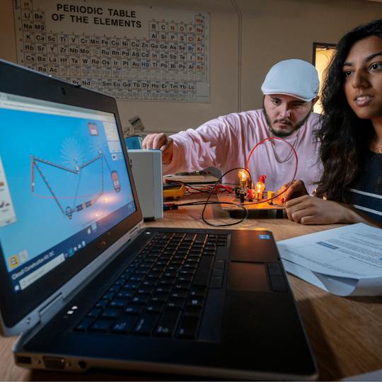 Portada: Introducción a las simulaciones PhET para la educación STEM