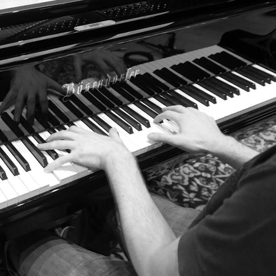 Portada: Escalas de piano para música moderna