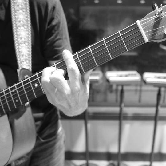 Portada: Voicings de acordes para guitarra: Tocar por el mástil