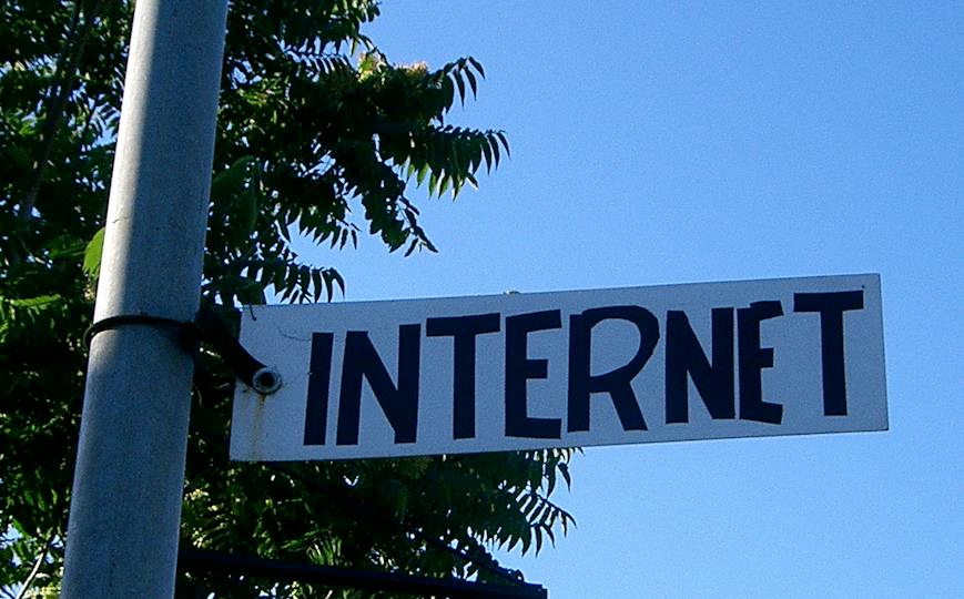 Portada: Gigantes de Internet: El derecho y la economía de las plataformas mediáticas